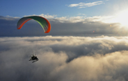 Паратрайк Скат летит над облаками